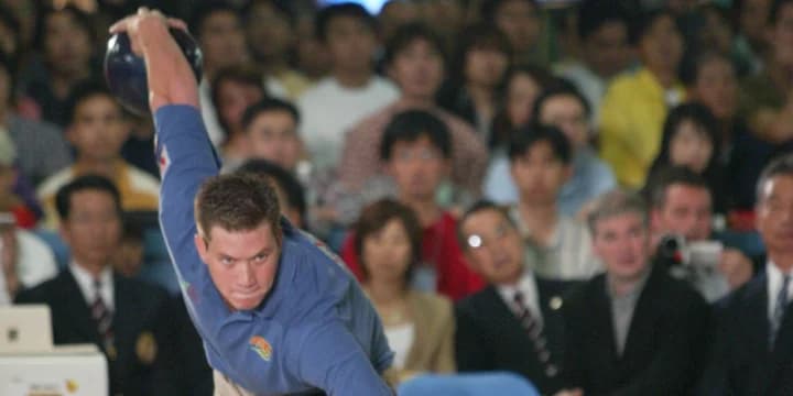 To keep doing what he loves, retired PBA star Robert Smith turns to 2-handed bowling, and finds 'a brand new struggle' he is enjoying